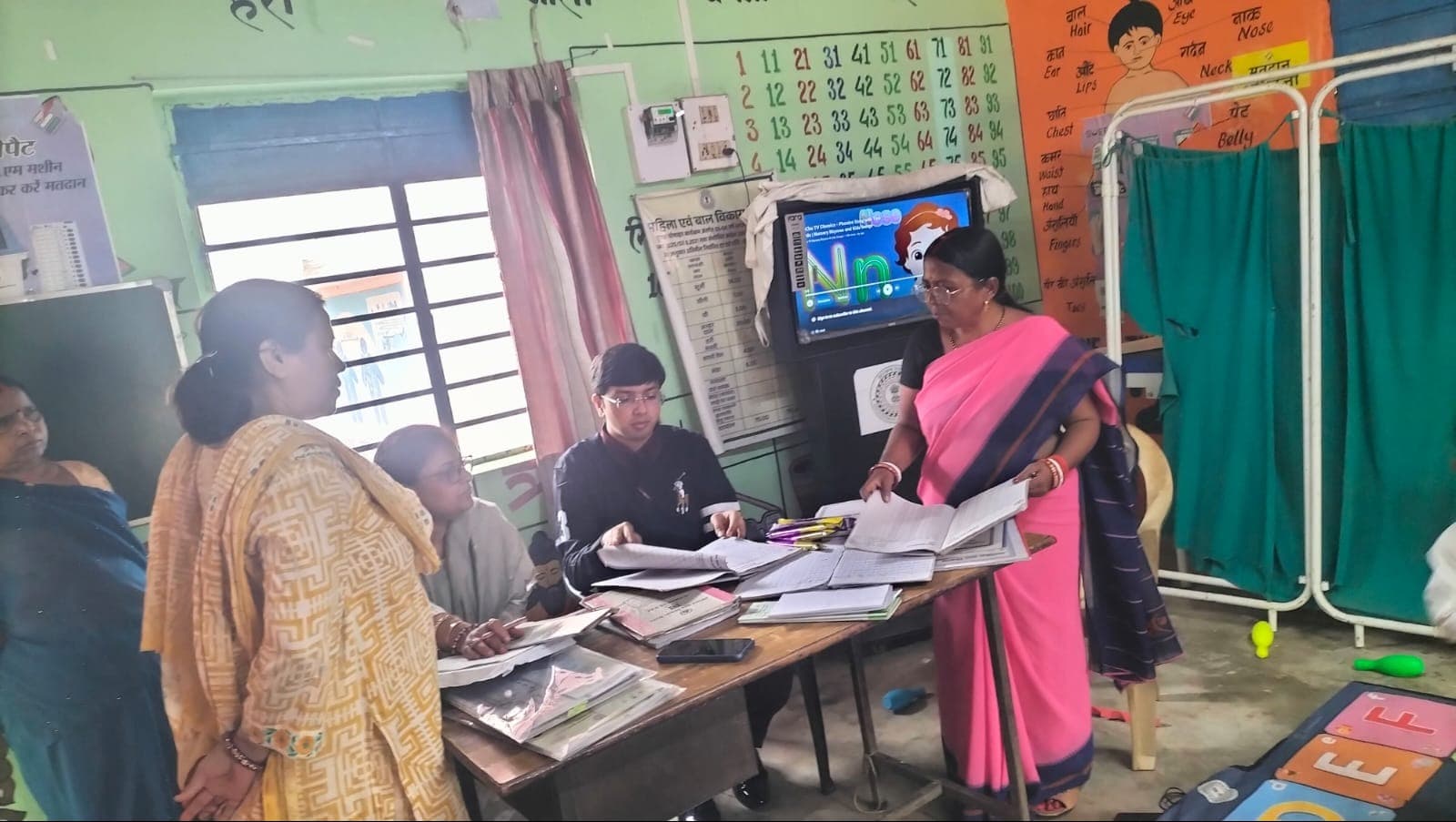 प्रशिक्षु आईएएस-सह-एसी ने आंगनबाड़ी केंद्रों का किया निरीक्षण