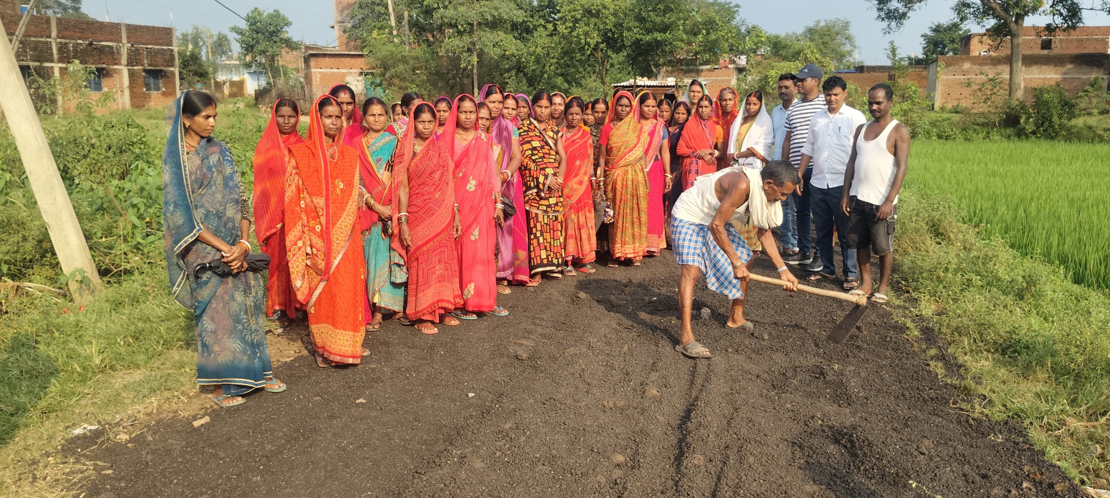 सोसोकला-पतरातू मार्ग के गड्ढों में डाला जा रहा डस्ट, विधायक के आश्वासन पर शुरू हुआ काम