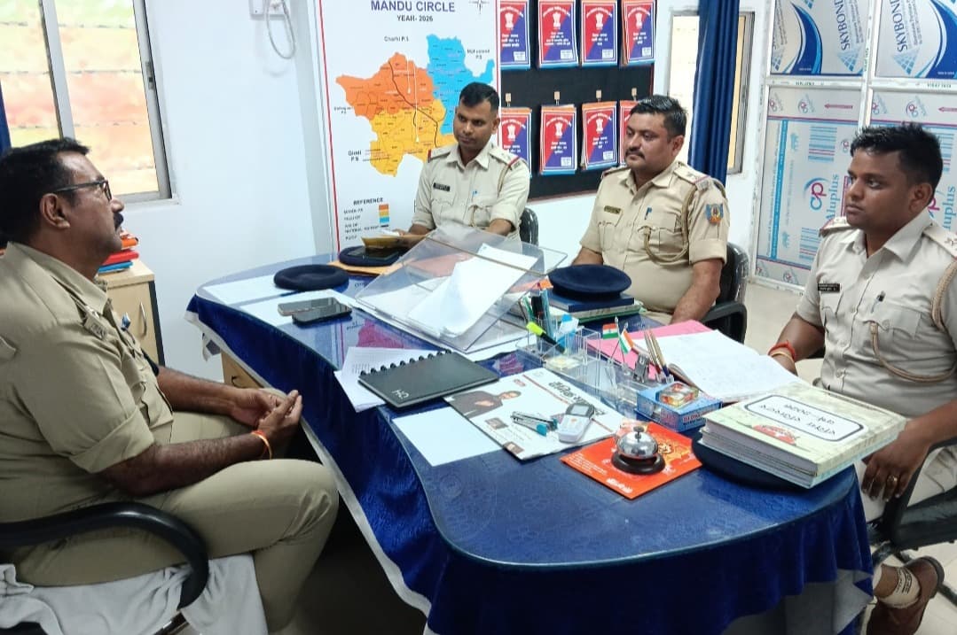 अपराध समीक्षा बैठक में लंबित कांडों के त्वरित निष्पादन का निर्देश