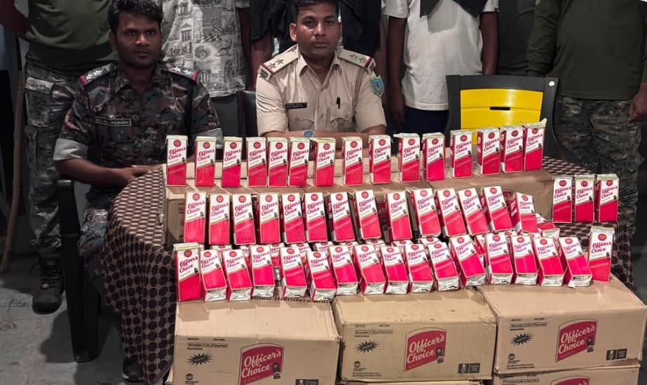 पुलिस की बड़ी कार्रवाई, बिहार भेजी जा रही अंग्रेजी शराब के साथ तीन तस्कर गिरफ्तार