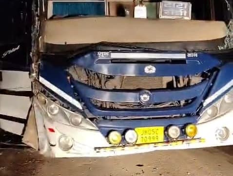 मेघातरी घाटी में बस-ट्रक समेत चार वाहनों की टक्कर, घंटों जाम में फंसे यात्री