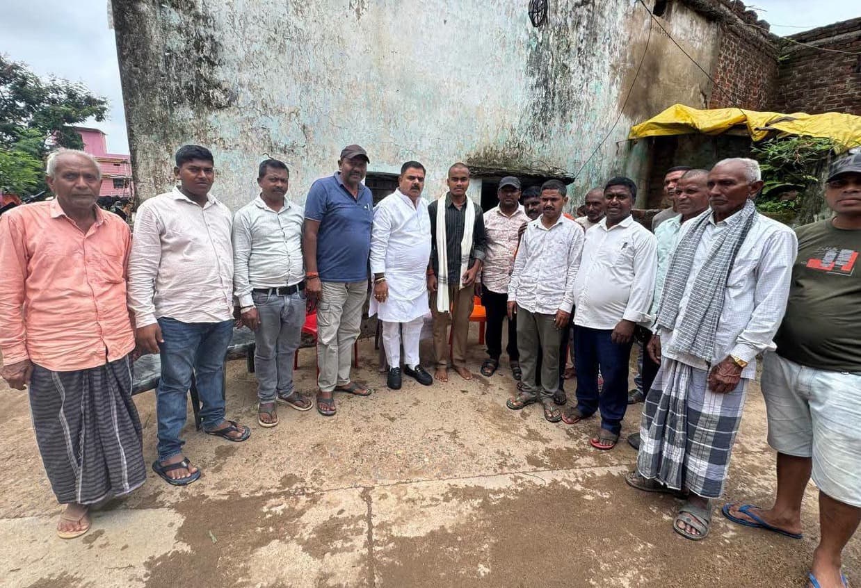 नीट परीक्षा में शानदार सफलता पूर्व सदर विधानसभा प्रत्याशी मुन्ना सिंह ने संजीत कुमार को घर पहुंचकर दी बधाई