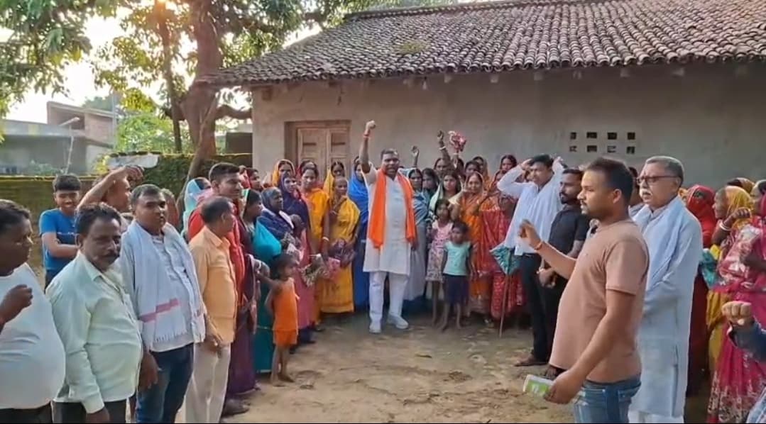 सरकारी भवन में साड़ी बांटकर क्या साधा जा रहा सियासी निशाना