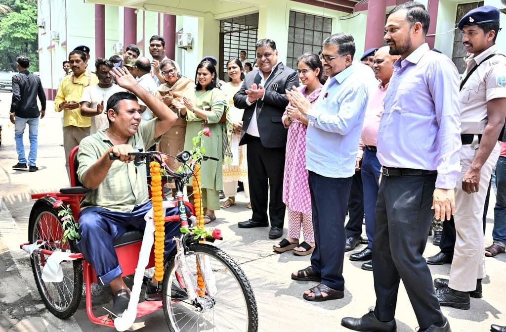 जिला प्रशासन ने ओएनजीसी के सहयोग से दिव्यांगजनों को बैटरी चालित ट्राईसाइकिल वितरित की