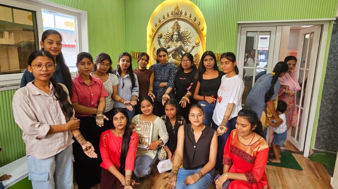मेहंदी से संवरेंगे हाथ, हुनर से संवरेगा भविष्य