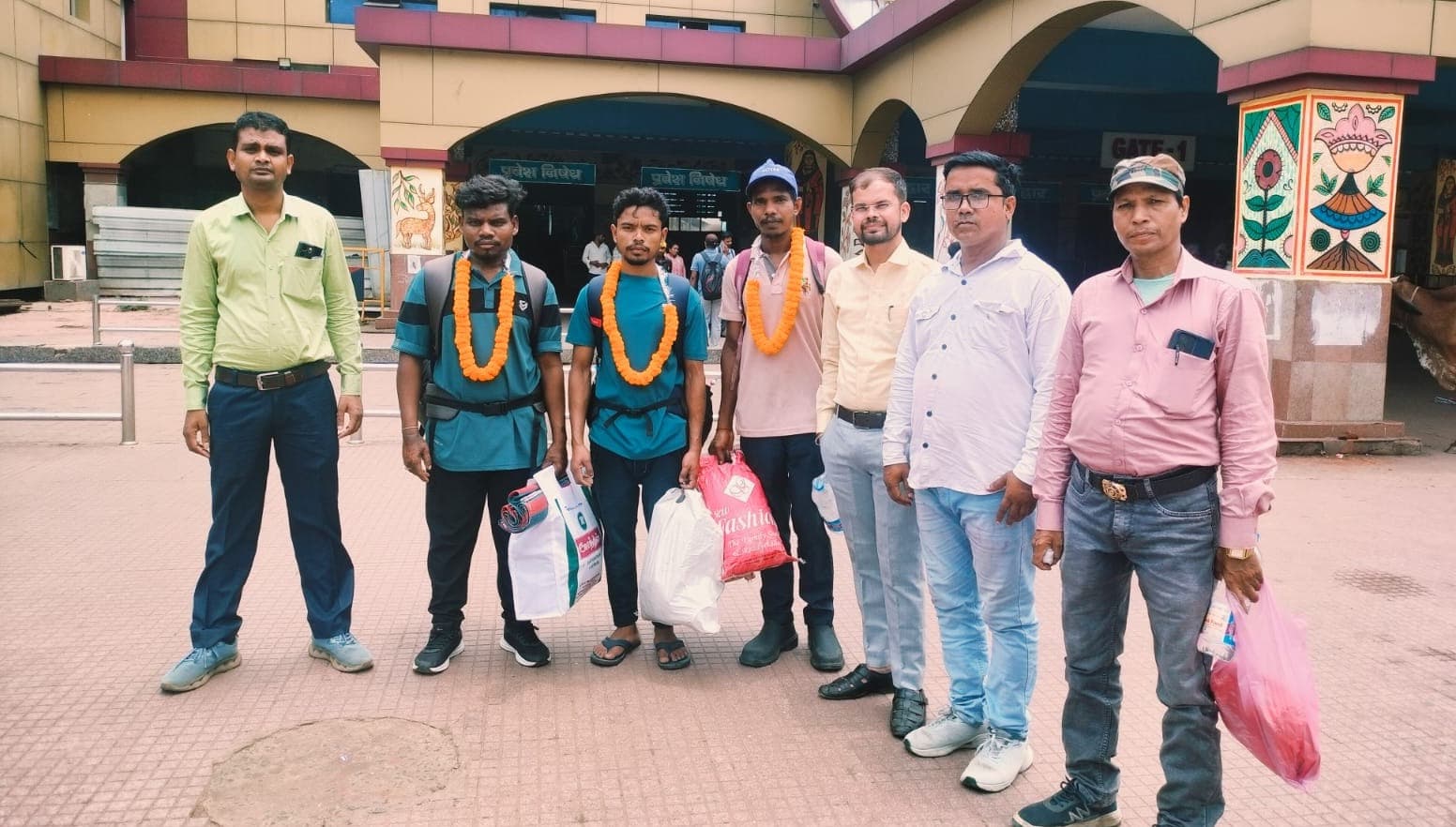 तमिलनाडु गैस रिसाव के बाद झारखंड के 42 प्रवासी श्रमिक सकुशल लौटे, गिरिडीह पहुंचे तीन श्रमिकों का हुआ स्वागत