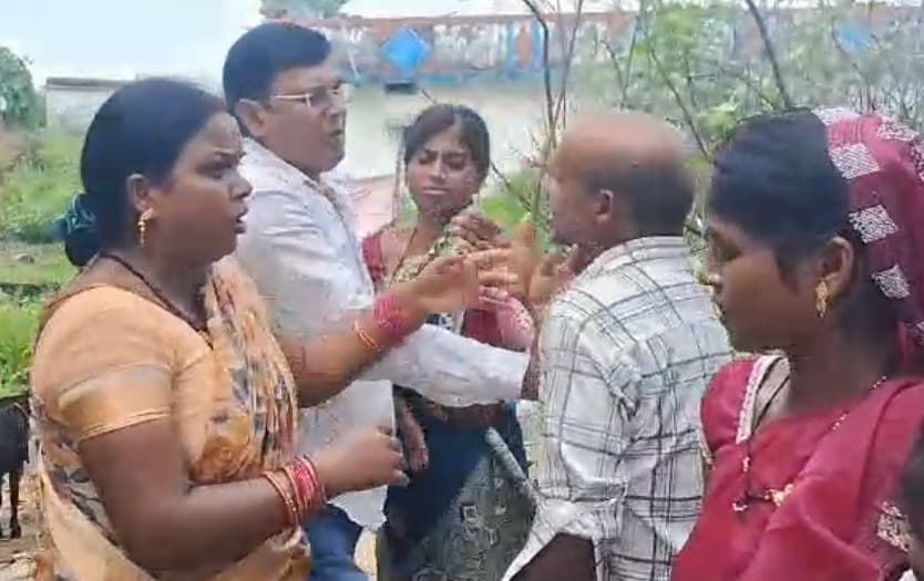 जिप सदस्य जीतन राम समेत आठ लोगों पर मारपीट, चोरी व पांच लाख रंगदारी मांगने का आरोप