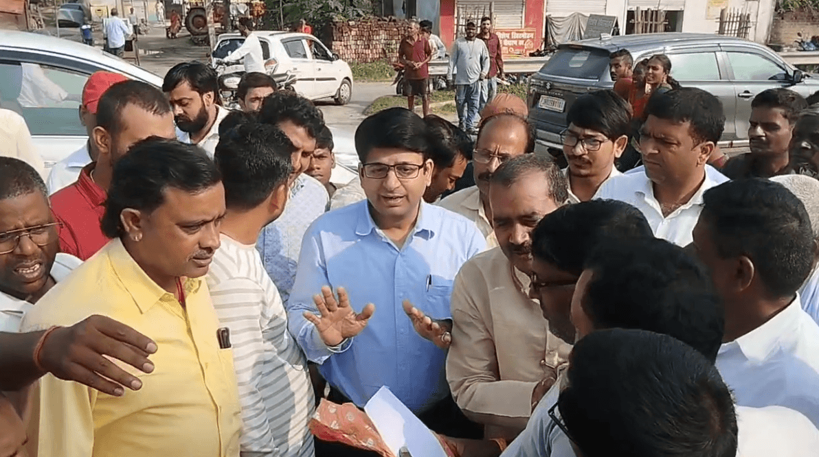 फ्लाईओवर निर्माण के खिलाफ बरियठ में फूटा ग्रामीणों का आक्रोश, NHAI का काम रुकवाया