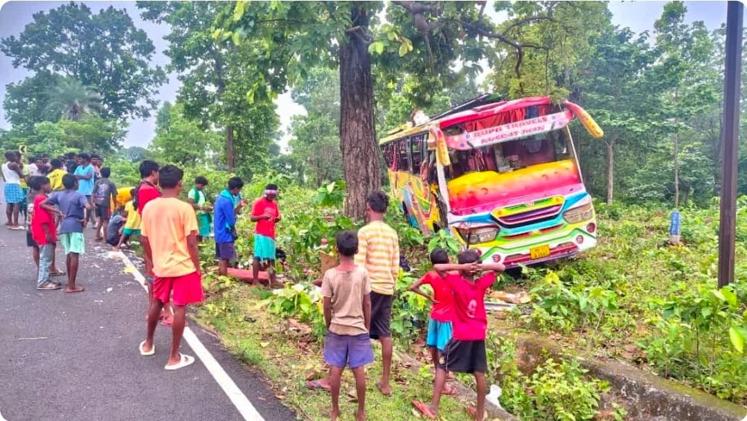 पाकुड़ में बारातियों से भरी बस पलटी, दो की मौत, दर्जनों घायल