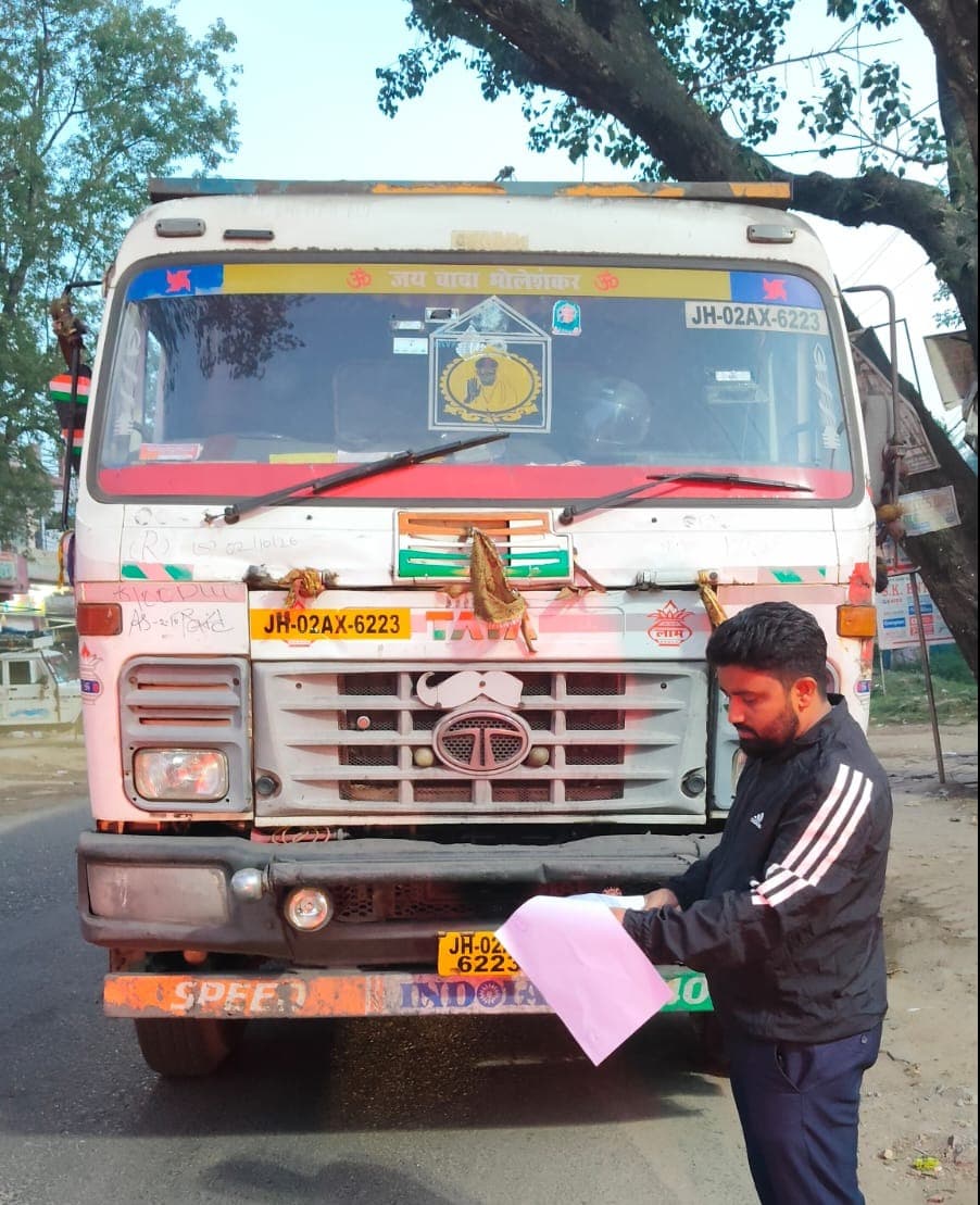 रामगढ़ में अवैध बालू लदे दो ट्रैक्टर जब्त, जांच अभियान जारी