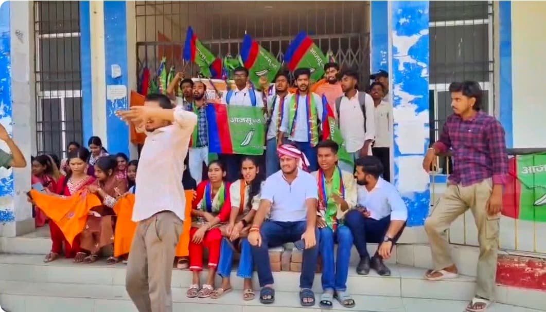 पलामू के जेएस कॉलेज में छात्र संगठनों का सीट कटौती के खिलाफ उग्र प्रदर्शन