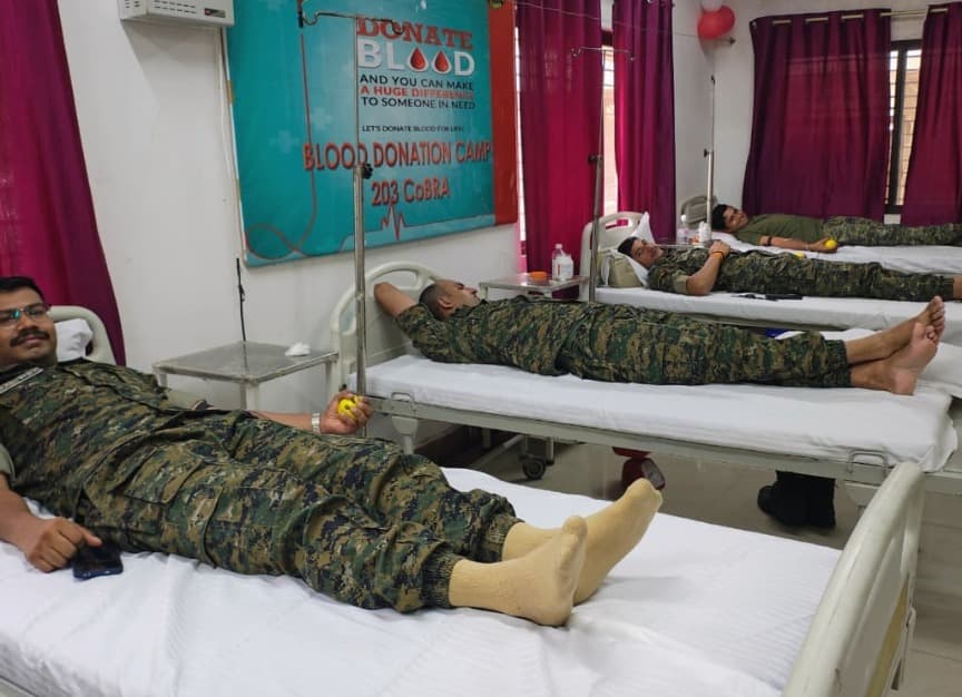 विश्व रक्तदान दिवस: 203 कोबरा बटालियन मुख्यालय में कमांडेंट समेत जवानों ने किया रक्तदान