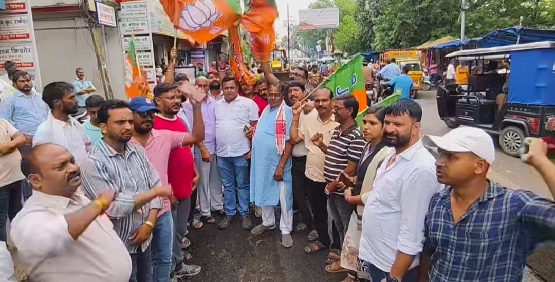 हजारीबाग की सड़कों पर सियासी वार: एक गड्ढा भरने को लेकर समाजसेवी बाबर कुरैशी ने विधायक पर साधा निशाना
