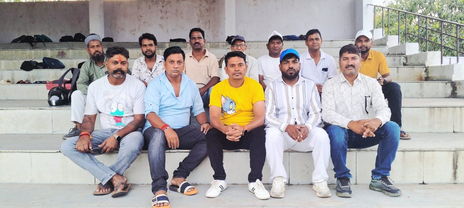 कटकमसांडी में रिटायर्ड खिलाड़ियों का फुटबॉल मैच, नशामुक्ति और प्रकृति