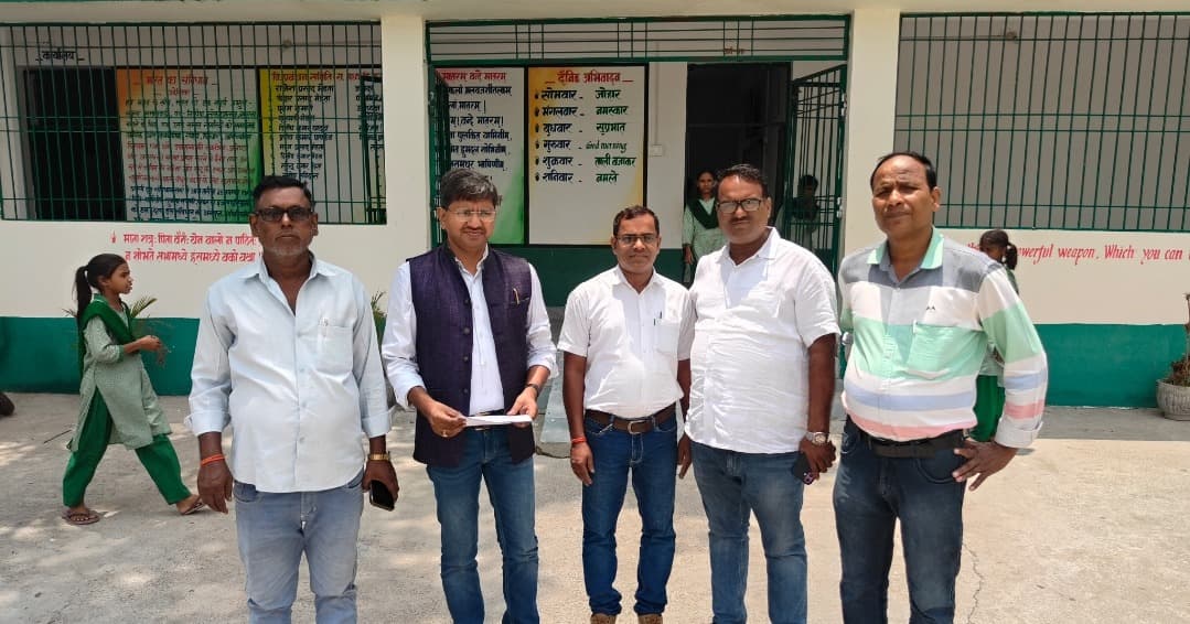 बरकट्ठा में एसआईआर कार्य का निरीक्षण करने पहुंचे विनोद कुशवाहा, धीमी रफ्तार पर जताई चिंता