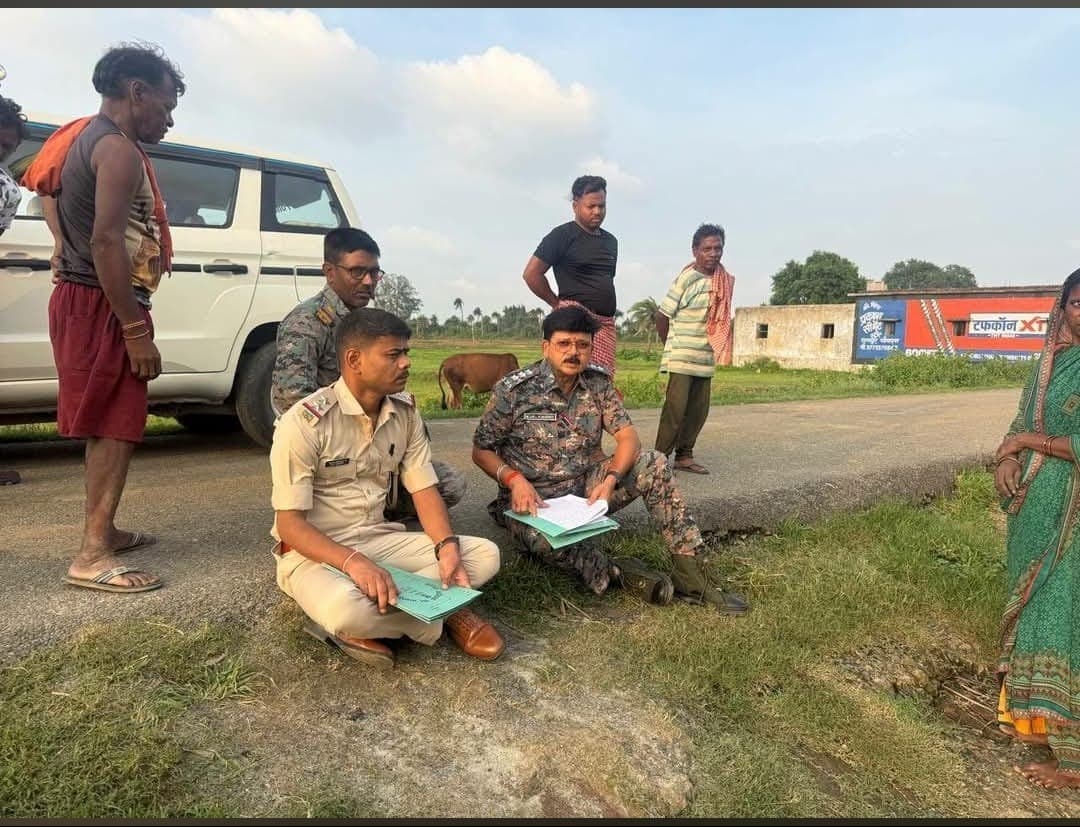 जमीन पर बैठकर सुनी ग्रामीणों की बातें, एसडीपीओ की संवेदनशील पुलिसिंग