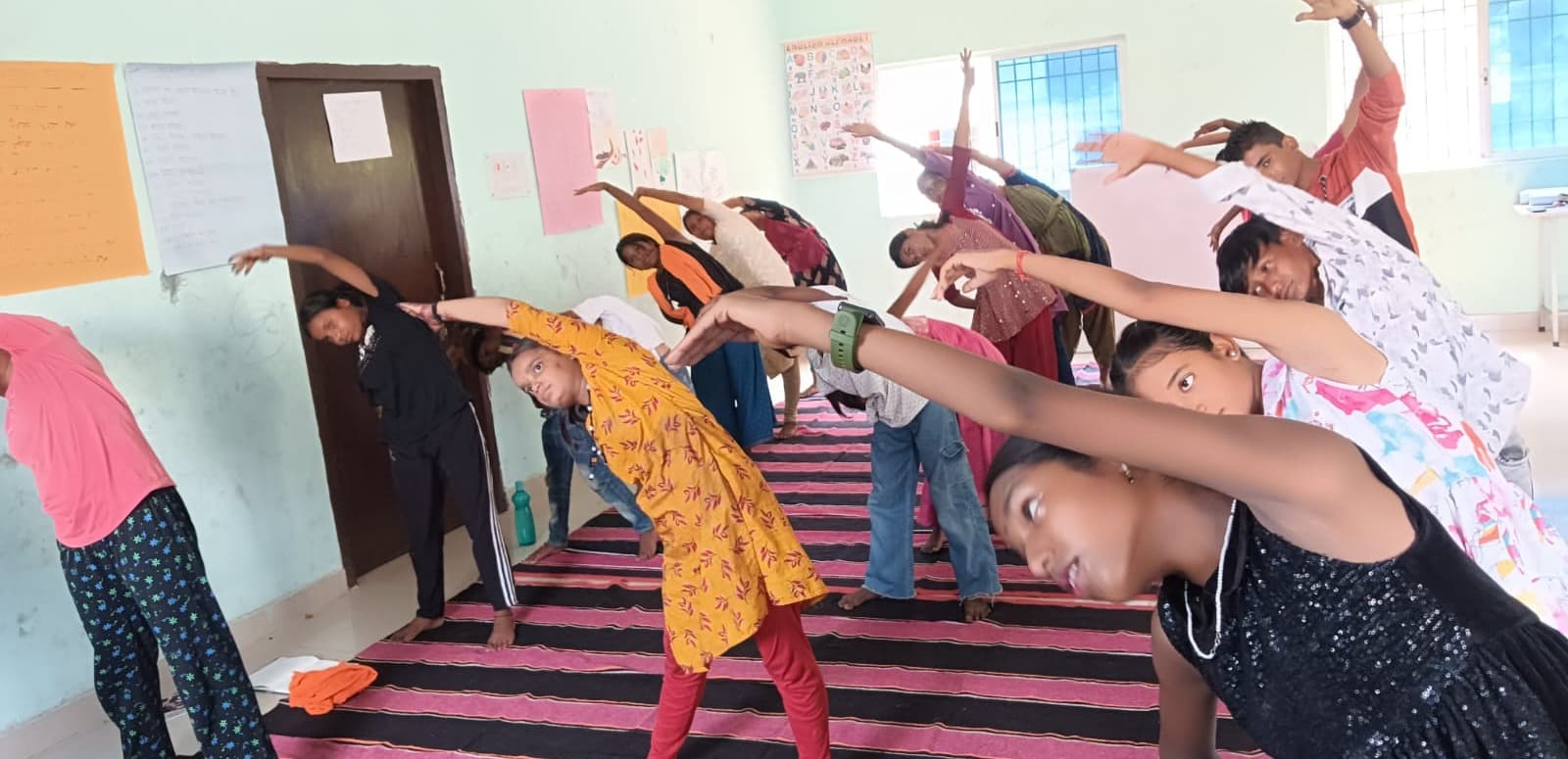 हजारीबाग में सृजन फाउंडेशन द्वारा बच्चों के लिए योग प्रशिक्षण आयोजित