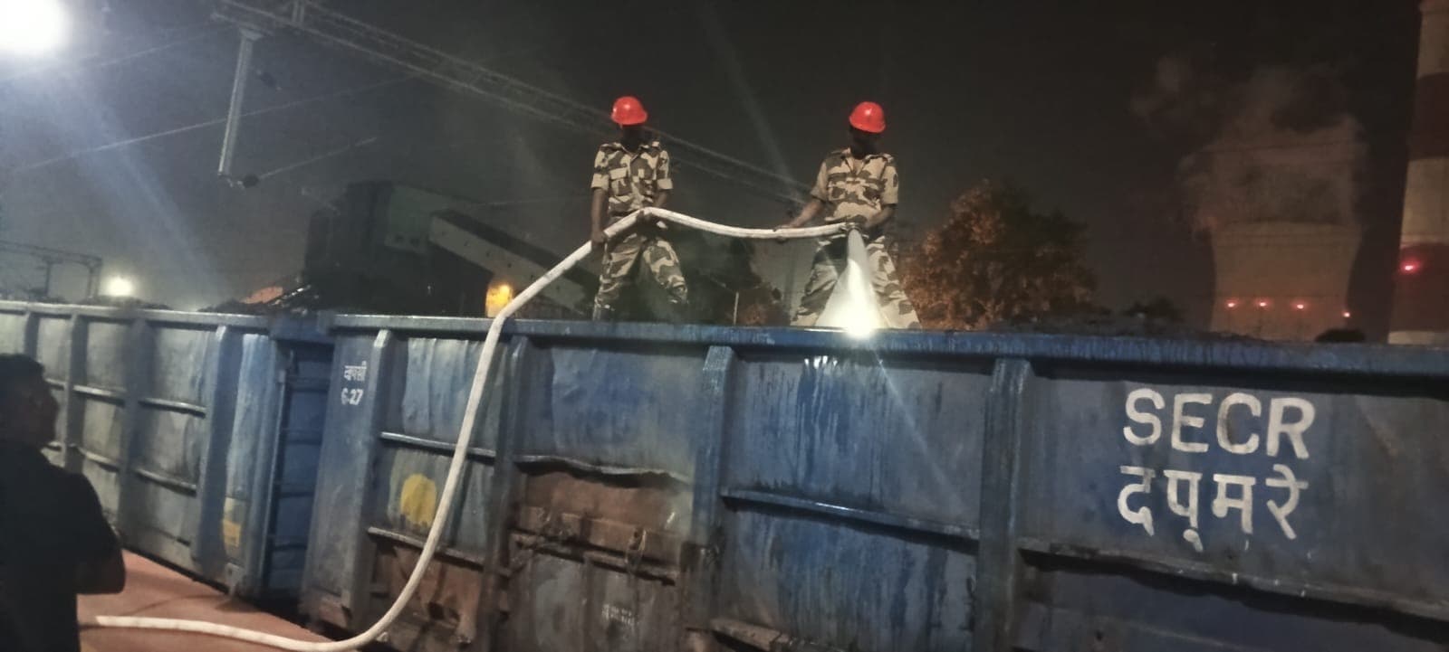 बोकारो थर्मल रेलवे स्टेशन पर कोयला लदी मालगाड़ी में लगी आग, त्वरित कार्यवाई से टला बड़ा हादसा