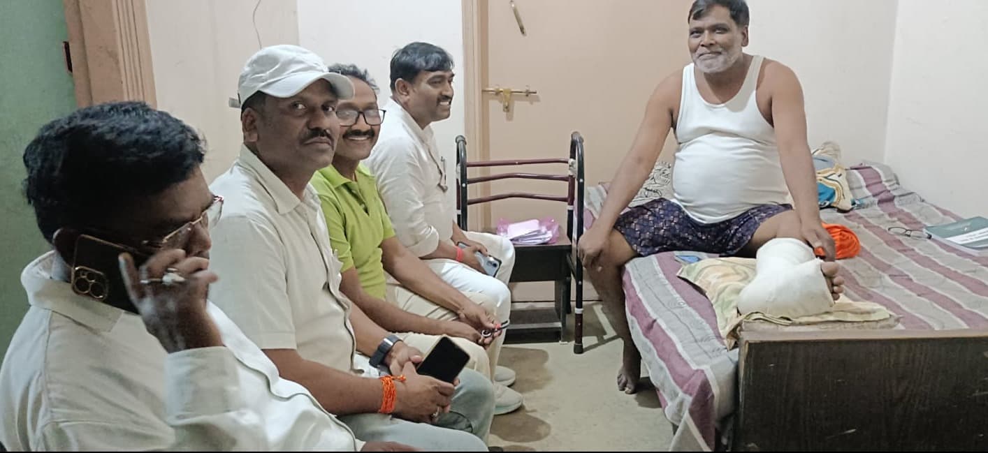 समाजसेवी सह कांग्रेस नेता महेश केशरी का हाल जानने पहुंचे अनुसूचित जाति कांग्रेस के प्रदेश अध्यक्ष