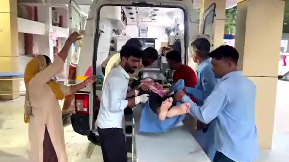 हांसी के पृथ्वीराज चौहान किले में सेल्फी लेते समय 50 फीट गहरी खाई में गिरी छात्रा