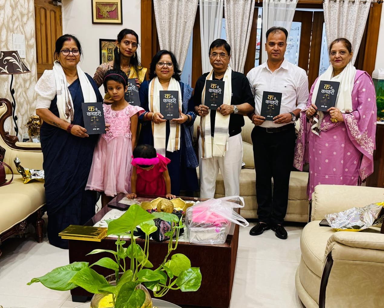 अनंत ज्ञान की पुस्तक 'क से कचहरी' का लोकार्पण न्यायमूर्ति दीपक रोशन ने किया