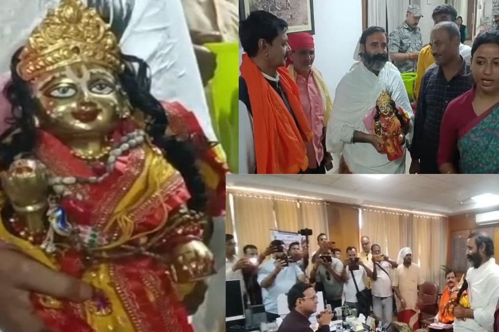 भू-माफियाओं से त्रस्त होकर न्याय की गुहार लगाने उपायुक्त कार्यालय पहुंचे भगवान, बोले महंत – “इंसाफ मिलने तक नहीं लौटेंगे मंदिर”