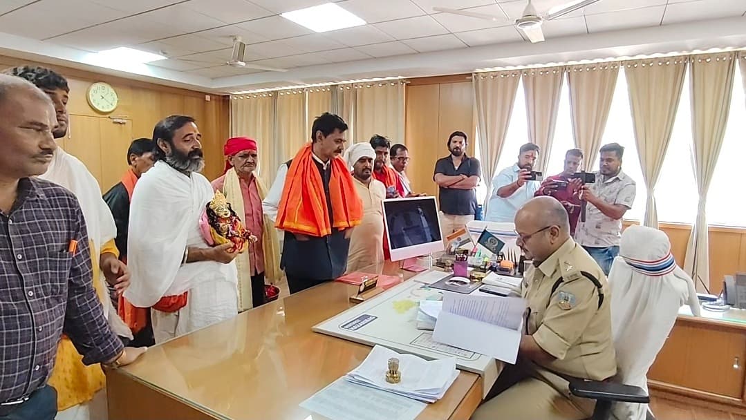 भगवान लक्ष्मी नारायण ने न्याय की गुहार लगाई, मठ की भूमि पर संकट
