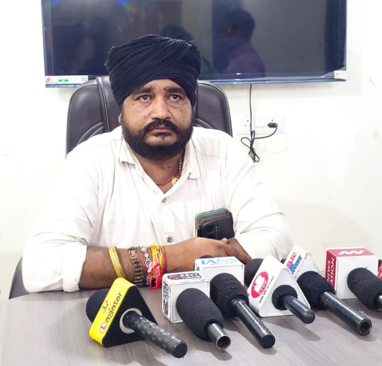 राजनीतिक रंजिश में मुखिया के घर पर हमला का आरोप!