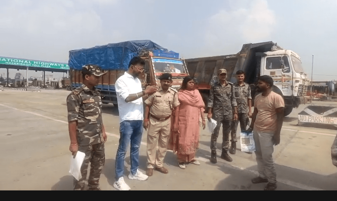 हाईवे किनारे बेतरतीब खड़े भारी वाहनों पर चला प्रशासन का डंडा