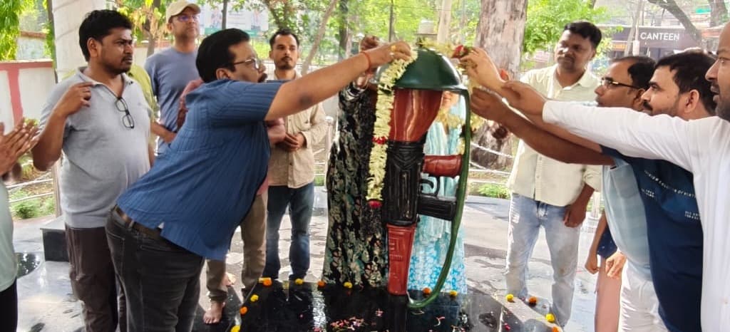 हजारीबाग शहीद स्मारक पर भावभीनी श्रद्धांजलि और स्वच्छता अभियान