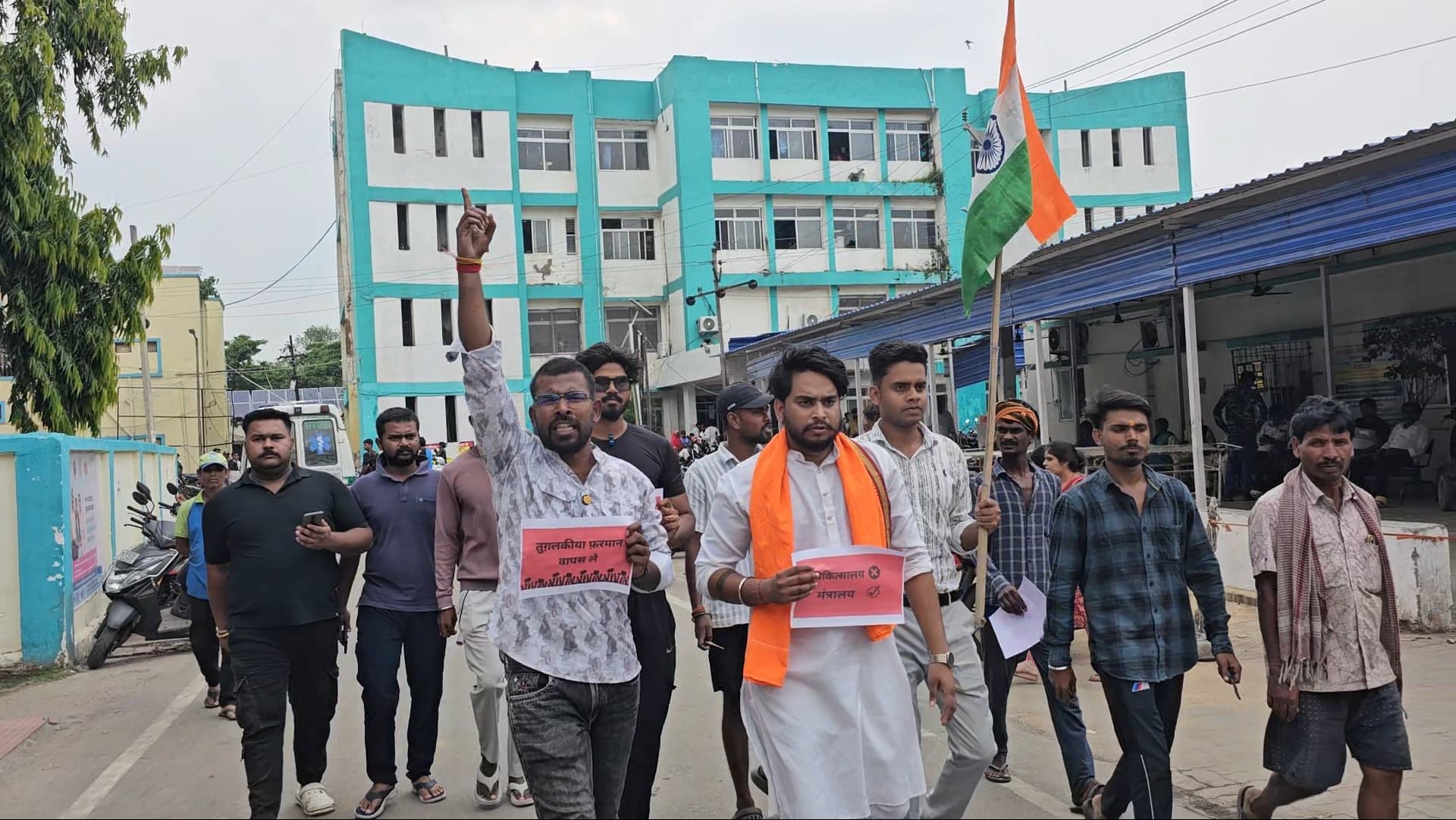 मेडिकल कॉलेज अस्पताल की अव्यवस्थाओं के खिलाफ छात्रों का आक्रोश मार्च, धरने पर बैठे छात्र