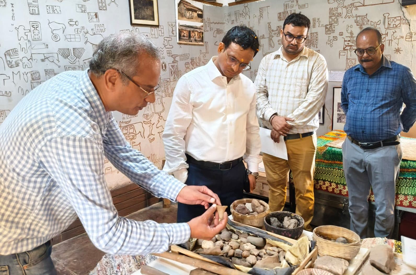 उपायुक्त हेमंत सती ने किया सोहराई महिला कला विकास सहयोग समिति का उद्घाटन
