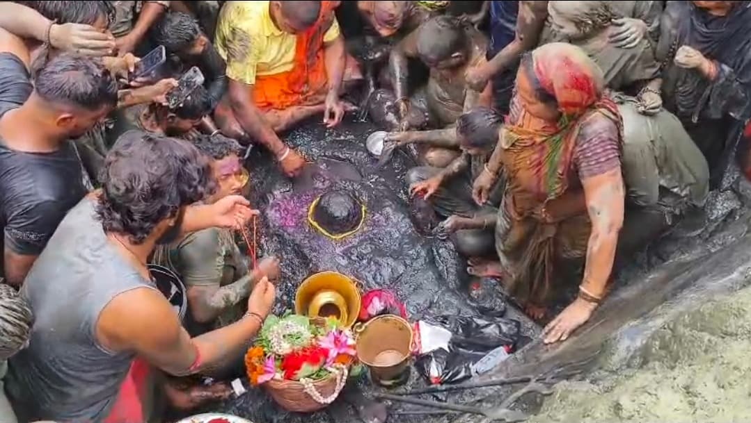 बासुकीनाथ में शिवगंगा से प्रकट हुए 'पाताल बाबा'